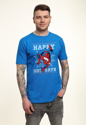Camiseta de algodón azul con un gráfico de Spider-Man, con el texto "FELICES FIESTAS" en blanco, rojo y azul. Mangas cortas, corte regular.