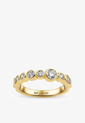 Guldbåndsring med otte rundslebet hvide ædelsten i forskellige størrelser, fatninger med kant, graveret med "SIF JAKOBS" på indersiden.