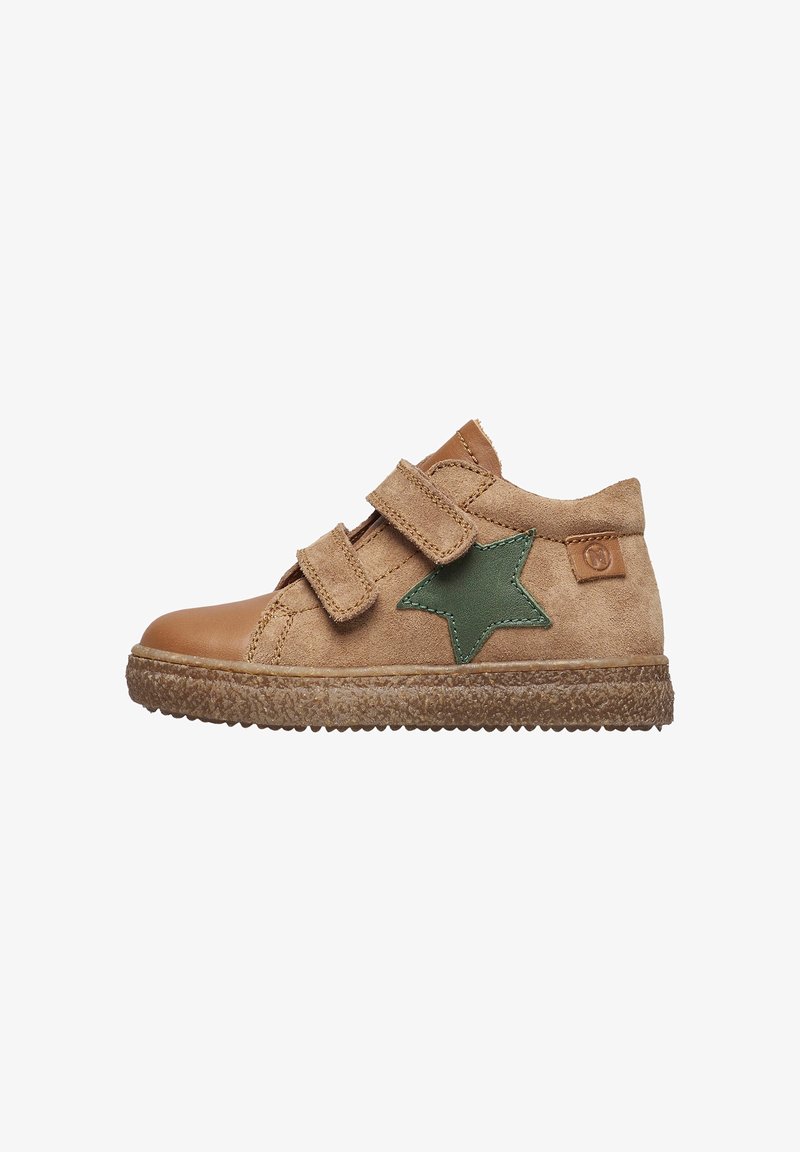 Sneaker in suede beige con strap in velcro e accento stelle verde. Presenta una suola in gomma testurizzata e dettagli in pelle.