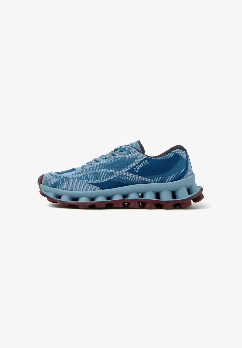 Μπλε sneaker Camper με υφασμάτινο πάνω μέρος με υφή και μοναδική χωριστή σόλα σε ανοιχτό μπλε και καφέ, πλευρική όψη σε λευκό φόντο.