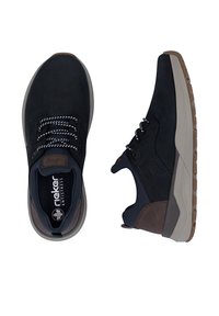 Chaussures en daim bleu marine avec des accents brun foncé et des panneaux latéraux texturés. Dotées de semelles grises, de lacets noirs avec des éclaboussures blanches et d'un intérieur rembourré.