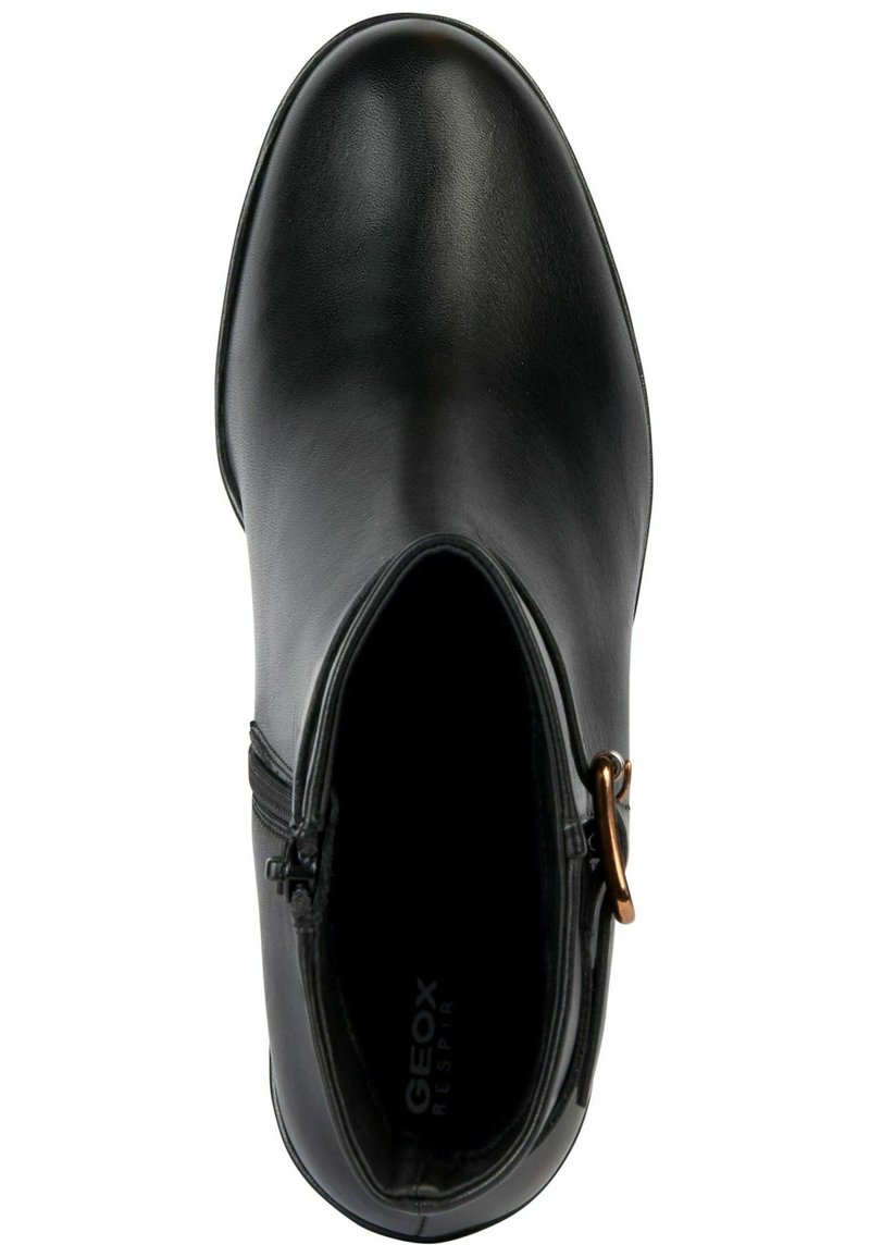 Botín de cuero negro hasta el tobillo con punta redondeada, cremallera lateral y un acento metálico decorativo. Interior etiquetado como "GEOX RESPIRA."