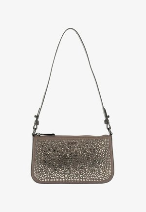 Beige Clutch mit glatter Textur, verziert mit silbernen und schwarzen Nieten, ausgestattet mit einem schmalen Schulterriemen und einem Reißverschluss.