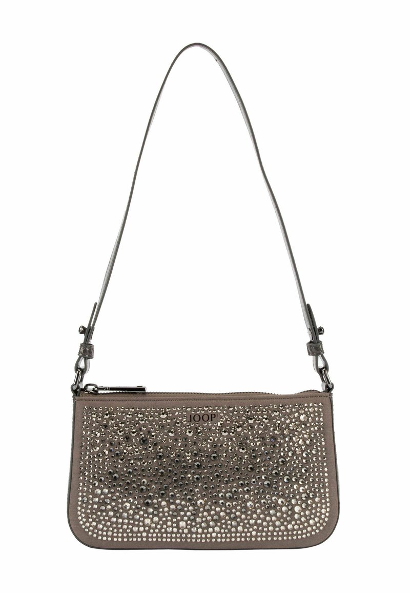 Béžové psaníčko s hladkou texturou, zdobené stříbrnými a černými cvočky, s tenkým ramenním popruhem a zipovým uzávěrem.