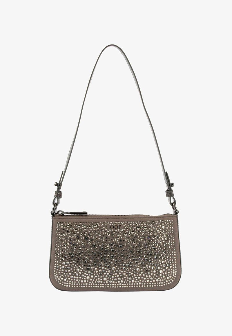 Béžové psaníčko s hladkou texturou, zdobené stříbrnými a černými cvočky, s tenkým ramenním popruhem a zipovým uzávěrem.