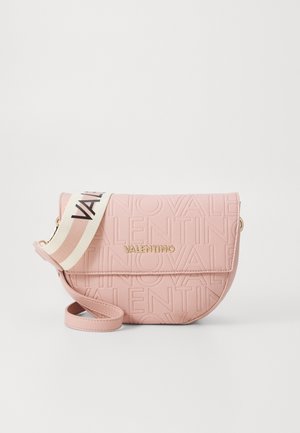 Pinkes Crossbody-Täschchen mit geprägtem Valentino-Logo-Muster und weißem Stoffriemen mit Valentino-Schriftzug in schwarzen und cremefarbenen Streifen.