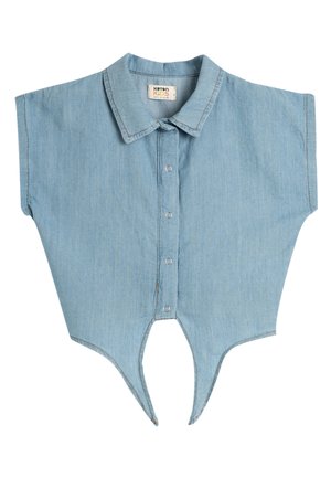 Koszula dziecięca z denimu, jasnoniebieska, z kołnierzykiem i krótkimi rękawami, z zapięciem na guziki z przodu oraz unikalnym zaokrąglonym dołem z wyraźnymi akcentami.
