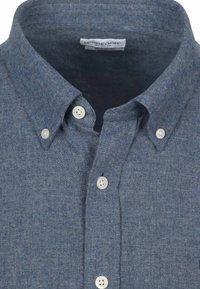 Blauw overhemd met knoopsluitingen en een knoopbare kraag, gemaakt van textuurstof.