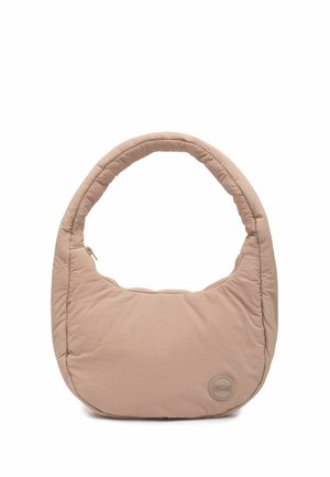 Zachte, beige schoudertas met een afgeronde vorm, gequiltde textuur en een opvallend logodetail. Heeft een ritsluiting en een zachte, gripbare handgreep.