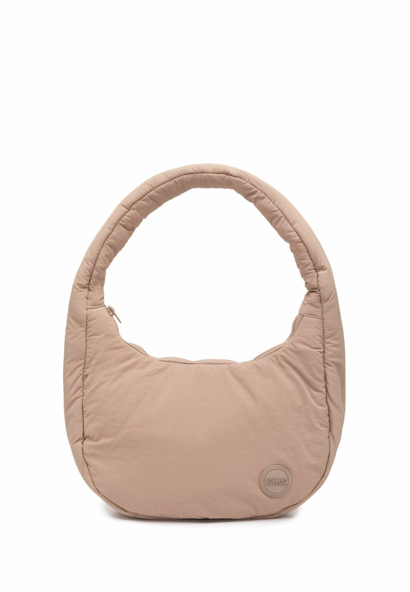 Kausa, bežs plecu soma ar noapaļotu formu, quiltēta tekstūra un izteikta logotipa detaļa. Iezīmes rāvējslēdzēja aizdare un mīksts, ērts rokturis.