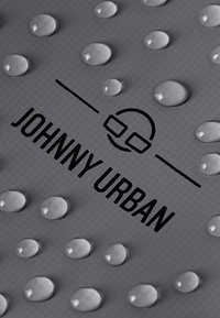 Szürke textúrájú felület kiemelkedő cseppekkel és a "JOHNNY URBAN" márkanevével, vastag fekete betűkkel, kör alakú logóval felette.