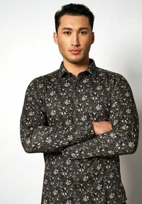 Langarmhemd aus dunklem Stoff mit floralen Mustern in Rosa- und Blautönen, mit Knopfverschluss und klassischem Kragendesign.