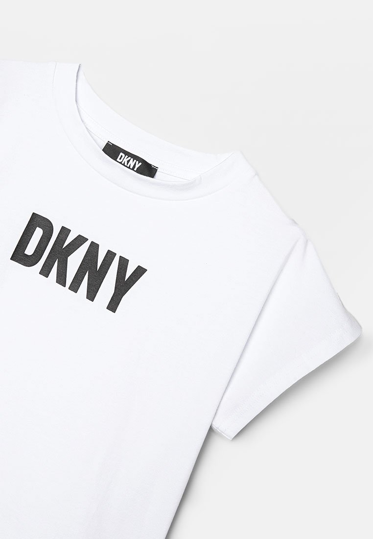 Weißes Baumwoll-T-Shirt mit Rundhalsausschnitt und kurzen, gerollten Ärmeln. Schwarzes "DKNY"-Logo, das auf der Vorderseite gedruckt ist. Glatte Textur.
