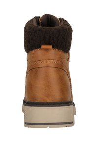 Brun fusk läder ankelsko med en mörkbrun fleecekrage, gummisula och förstärkt sömnadsdetalj. Rund tå-design.