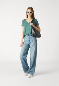Hollister Co. Easy Icon V-Neck T-Shirt - Jednoduché tričko - silver pine