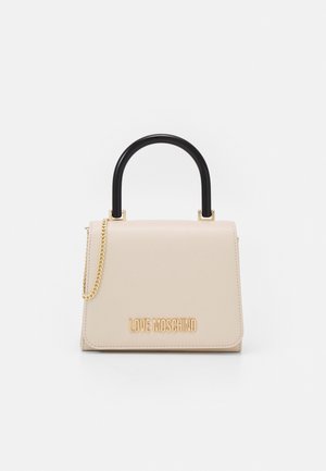 Beżowa torebka Love Moschino z czarnym zaokrąglonym uchwytem i złotym łańcuszkiem, z przodu logo w złotych literach na gładkiej powierzchni.