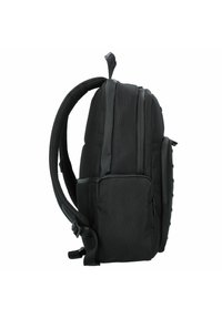Zaino nero con una finitura in tessuto testurizzato, spallacci imbottiti ergonomici, una tasca laterale e una forma elegante e arrotondata. Scomparto principale con zip.