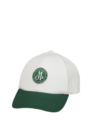 Fehér baseball sapka zöld ívelt rovátkával és elöl egy kerek zöld logó hímzett címkével, amelyen az áll: "FC Marc O'Polo Stockholm 1967".