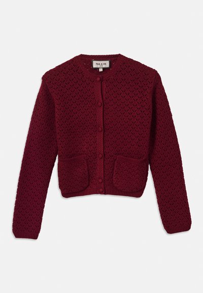 Cardigan tricotado em bordeaux com um padrão texturizado, apresentando um decote redondo, fecho com botões e dois bolsos frontais.
