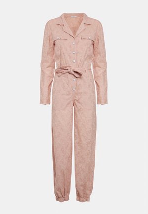 Jasnoróżowy kombinezon z długim rękawem, z przodu na guziki, z kieszeniami na piersi, paskiem wiązanym w talii, mankietami przy kostkach i subtelnym, wytłaczanym kwiatowym wzorem.