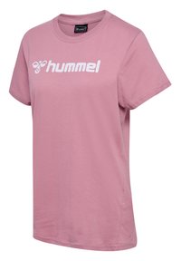 Lyserød bomulds T-shirt med korte ærmer og rund halsudskæring. Har et hvidt "hummel" logo trykt på brystet. Glat tekstur.