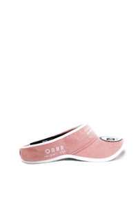 Różowa osłona na twarz z białymi akcentami i logo. Miękka tekstura, zakrzywiony daszek i regulowane zapięcie z tyłu. Minimalistyczny design z dyskretnym brandingiem.