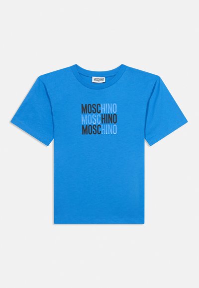 T-shirt bleu à manches courtes avec logo texte MOSCHINO répété en noir et bleu clair centré sur la poitrine.