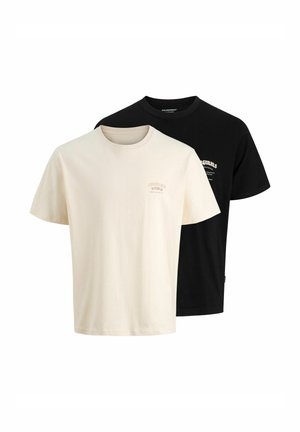 Deux t-shirts en coton ; l'un crème avec un petit logo, l'autre noir avec un motif imprimé. Les deux ont des manches courtes et un col rond.
