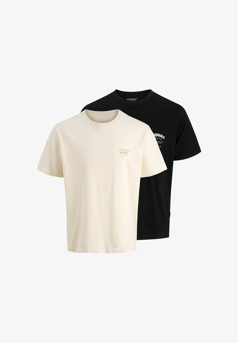 Dvé bavlněné trička; jedno krémové s malým logem, druhé černé s potiskem. Obě mají krátké rukávy a kulatý výstřih.