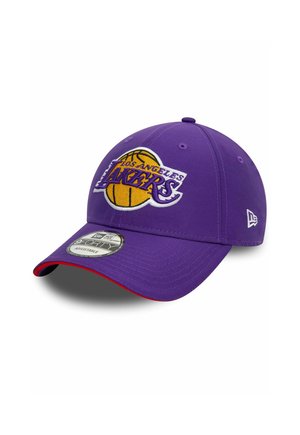 Cappellino da baseball viola con logo ricamato dei Los Angeles Lakers e visiera rossa a contrasto. Cinturino regolabile sul retro.
