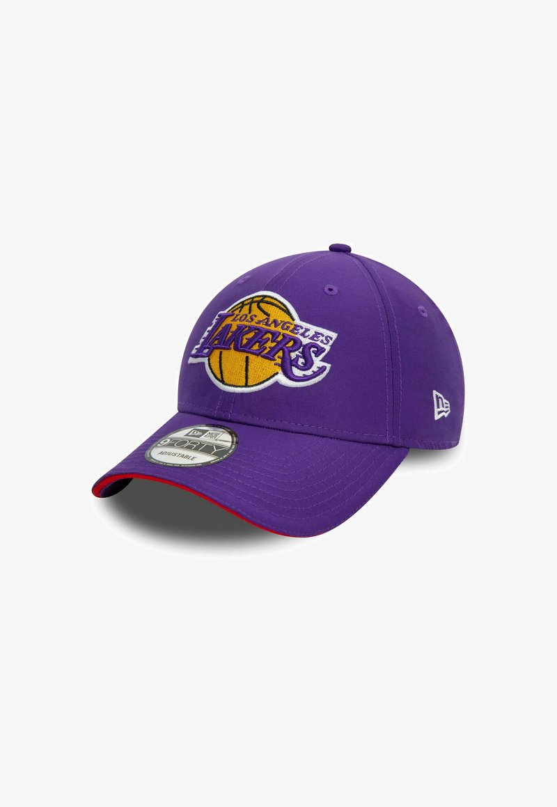 Cappellino da baseball viola con logo ricamato dei Los Angeles Lakers e visiera rossa a contrasto. Cinturino regolabile sul retro.