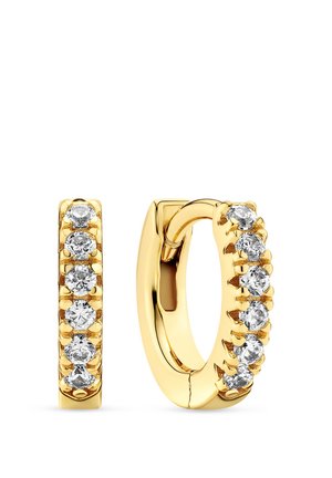 Sæt af gyldne øreringe med syv runde klare ædelsten, den ene ørering lukket og den anden delvist åben for at vise låsemekanismen.