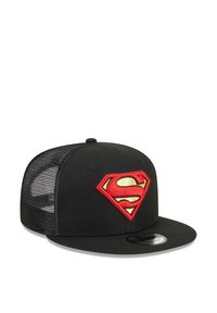 Schwarze Snapback-Cap mit einem roten und gelben gestickten Superman-Logo auf der Vorderseite, atmungsaktivem Netzrücken und flacher Schirmform.