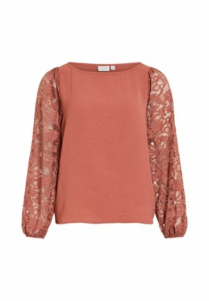 Rozsda színű blúz egyszínű elejjel és áttetsző virágos csipkés hosszú ujjakkal, az ujjak szegélyén összegyűrve, kerek nyakkivágással.