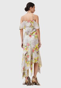 Bloemrijke jurk van lichtgewicht stof, met een gerimpeld off-shoulder ontwerp, pastelkleuren en een asymmetrische zoom.