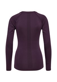 Långärmad atletisk topp i mörklila, tillverkad av mjukt, elastiskt tyg som har texturerade ränder och subtila ventilerade sektioner.