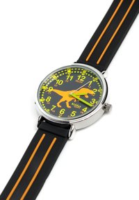 Montre en quartz colorée avec un bracelet en silicone noir et des rayures orange. Cadran rond noir avec des chiffres jaunes néon et un détail de dinosaure orange.