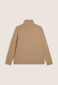 Maglione beige a maniche lunghe con collo a dolcevita, mostrato in piatto dal retro su uno sfondo chiaro.