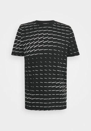 Czarny krótki t-shirt z powtarzającym się białym napisem „adidas” i logo nadrukowanymi w koncentryczne okręgi na całym materiale.