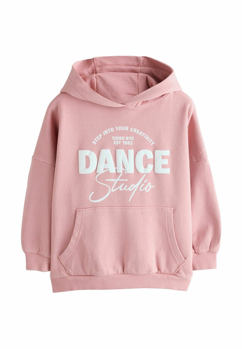 Różowa bluza z kapturem, wykonana z miękkiego materiału. Posiada przednią kieszeń oraz wyraźny, biały napis: "DANCE Studio" z zaokrąglonym wzorem.