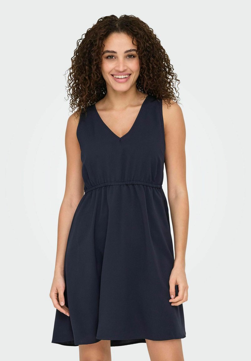 Marineblaues ärmelloses Kleid mit V-Ausschnitt, elastischem Bund und fließendem Rock. Aus leichtem Stoff gefertigt, mit einer glatten Textur und klaren Linien.