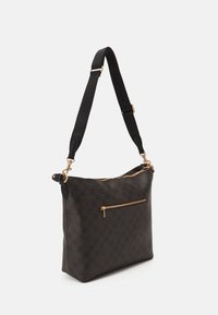 Borsa a quadri marrone con una tasca con zip dorata, dotata di tracolla nera e dettagli in pelle, texture liscia e forma rettangolare.