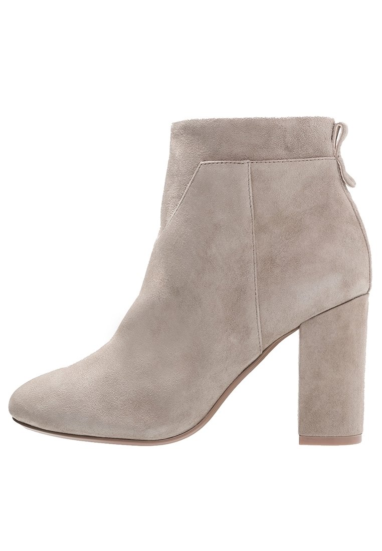 Stivale alla caviglia in suede grigio con punta appuntita, dettaglio cucitura laterale e tacco a blocco spesso. La parte superiore ha una texture liscia e una linguetta sul retro.