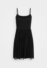 Svart ärmlös klänning med tunna remmar, figurnära liv och plisserad kjol som slutar ovanför knäet på en vit bakgrund.