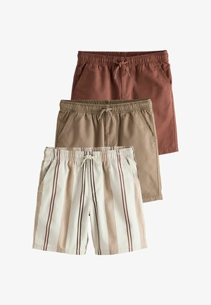 Tre par shorts: et par i ensfarvet mørkerød, et par i ensfarvet kaki og et par hvide med lodrette brune striber. Alle har elastik i taljen og snøre.