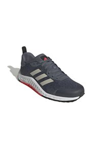 Men's athletic shoe in dark gray mesh with three light gray stripes. Features red accents on the sole and textured white midsole.