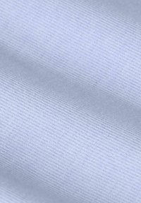 Tissu bleu clair avec une texture lisse et un motif de côtes subtil, mettant en valeur un éclat doux et une surface uniforme.