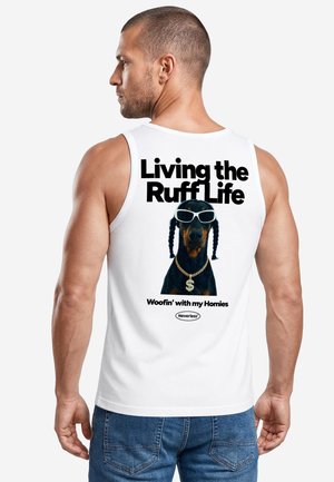 Mann trägt weißes Tanktop mit Grafik eines Hundes mit Sonnenbrille und Kette, Text "Living the Ruff Life" und "Woofin' with my Homies" auf dem Rücken.