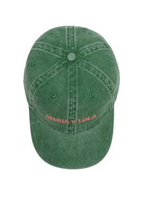 Roheline pestud puuvillane pesapallikiiver, millel on õmmeldud paneelid ja punane "BIMBA Y LOLA" broderie ees.