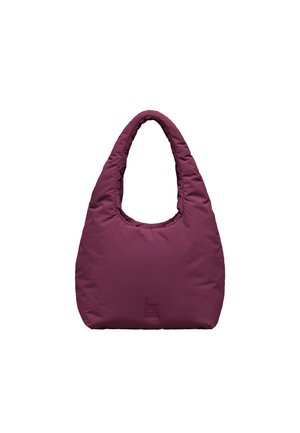 Bolso acolchado de color burdeos suave, con un asa superior redondeada y una forma de media luna informal sobre un fondo blanco.